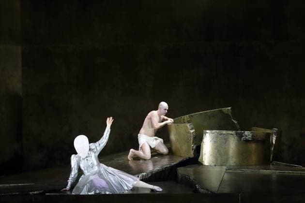 Nicole Chevalier (als Salome) und Günter Papendell (als Jochanaan) während der Fotoprobe für Salome in der Komischen Oper im Schillertheater in Berlin, 19. November 2025. Musikdrama in einem Aufzug von Richard Strauss. Musikalische Leitung James Gaffigan. Inszenierung Evgeny Titov. Bühne Rufus Didwiszus. Kostüme Esther Bialas. Premiere ist am 22. November 2025. Komische Oper Berlin Salome