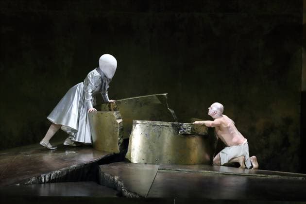 Nicole Chevalier (als Salome) und Günter Papendell (als Jochanaan) während der Fotoprobe für Salome in der Komischen Oper im Schillertheater in Berlin, 19. November 2025. Musikdrama in einem Aufzug von Richard Strauss. Musikalische Leitung James Gaffigan. Inszenierung Evgeny Titov. Bühne Rufus Didwiszus. Kostüme Esther Bialas. Premiere ist am 22. November 2025. Komische Oper Berlin Salome