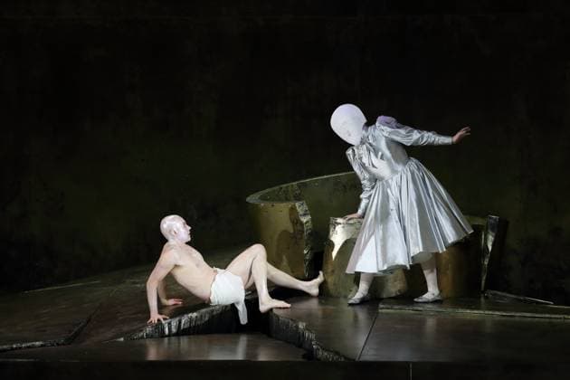 Günter Papendell (als Jochanaan) und Nicole Chevalier (als Salome) während der Fotoprobe für Salome in der Komischen Oper im Schillertheater in Berlin, 19. November 2025. Musikdrama in einem Aufzug von Richard Strauss. Musikalische Leitung James Gaffigan. Inszenierung Evgeny Titov. Bühne Rufus Didwiszus. Kostüme Esther Bialas. Premiere ist am 22. November 2025. Komische Oper Berlin Salome