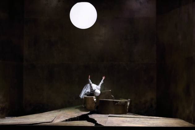 Nicole Chevalier (als Salome) während der Fotoprobe für Salome in der Komischen Oper im Schillertheater in Berlin, 19. November 2025. Musikdrama in einem Aufzug von Richard Strauss. Musikalische Leitung James Gaffigan. Inszenierung Evgeny Titov. Bühne Rufus Didwiszus. Kostüme Esther Bialas. Premiere ist am 22. November 2025. Komische Oper Berlin Salome