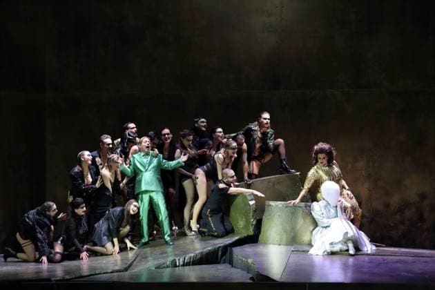 Matthias Wohlbrecht (als Herodes), Karolina Gumos (als Herodias) und Nicole Chevalier (als Salome), v.l., sowie Tänzerinnen und Tänzer während der Fotoprobe für Salome in der Komischen Oper im Schillertheater in Berlin, 19. November 2025. Musikdrama in einem Aufzug von Richard Strauss. Musikalische Leitung James Gaffigan. Inszenierung Evgeny Titov. Bühne Rufus Didwiszus. Kostüme Esther Bialas. Premiere ist am 22. November 2025. Komische Oper Berlin Salome