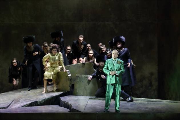 Karolina Gumos (als Herodias) und Matthias Wohlbrecht (als Herodes) sowie Ensemble während der Fotoprobe für Salome in der Komischen Oper im Schillertheater in Berlin, 19. November 2025. Musikdrama in einem Aufzug von Richard Strauss. Musikalische Leitung James Gaffigan. Inszenierung Evgeny Titov. Bühne Rufus Didwiszus. Kostüme Esther Bialas. Premiere ist am 22. November 2025. Komische Oper Berlin Salome