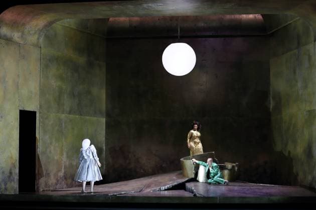 Nicole Chevalier (als Salome), Karolina Gumos (als Herodias) und Matthias Wohlbrecht (als Herodes), v.l., während der Fotoprobe für Salome in der Komischen Oper im Schillertheater in Berlin, 19. November 2025. Musikdrama in einem Aufzug von Richard Strauss. Musikalische Leitung James Gaffigan. Inszenierung Evgeny Titov. Bühne Rufus Didwiszus. Kostüme Esther Bialas. Premiere ist am 22. November 2025. Komische Oper Berlin Salome