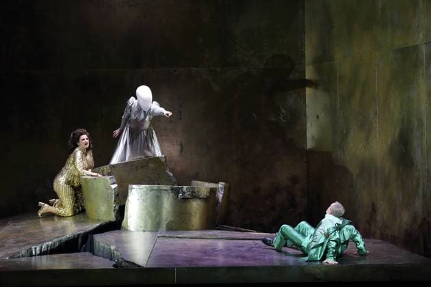 Karolina Gumos (als Herodias), Nicole Chevalier (als Salome) und Matthias Wohlbrecht (als Herodes), v.l., während der Fotoprobe für Salome in der Komischen Oper im Schillertheater in Berlin, 19. November 2025. Musikdrama in einem Aufzug von Richard Strauss. Musikalische Leitung James Gaffigan. Inszenierung Evgeny Titov. Bühne Rufus Didwiszus. Kostüme Esther Bialas. Premiere ist am 22. November 2025. Komische Oper Berlin Salome