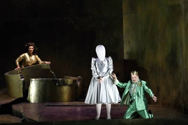 Karolina Gumos (als Herodias), Nicole Chevalier (als Salome) und Matthias Wohlbrecht (als Herodes), v.l., während der Fotoprobe für Salome in der Komischen Oper im Schillertheater in Berlin, 19. November 2025. Musikdrama in einem Aufzug von Richard Strauss. Musikalische Leitung James Gaffigan. Inszenierung Evgeny Titov. Bühne Rufus Didwiszus. Kostüme Esther Bialas. Premiere ist am 22. November 2025. Komische Oper Berlin Salome