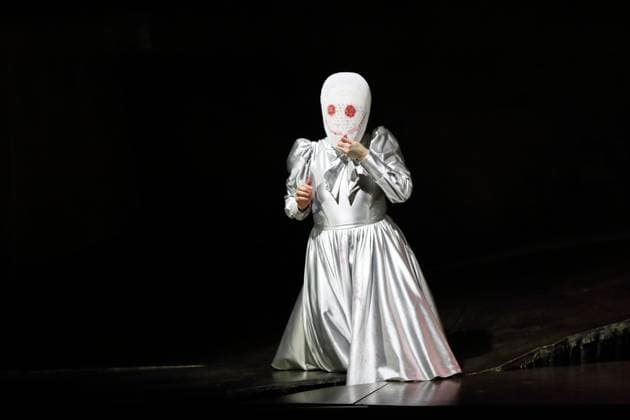 Nicole Chevalier (als Salome) während der Fotoprobe für Salome in der Komischen Oper im Schillertheater in Berlin, 19. November 2025. Musikdrama in einem Aufzug von Richard Strauss. Musikalische Leitung James Gaffigan. Inszenierung Evgeny Titov. Bühne Rufus Didwiszus. Kostüme Esther Bialas. Premiere ist am 22. November 2025. Komische Oper Berlin Salome
