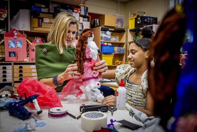 Amsterdam, The Netherlands, 2025-11-20 14:42:53 AMSTERDAM, 20-11-2025, Mobiel Primary School. Queen Maxima, honorary chair of More Music in the Classroom, visited Mobiel Primary School in Amsterdam. Mobiel Primary School is one of twelve primary schools participating in the largest school band in the Netherlands. The school band performs during the annual Christmas Music Gala, which raises awareness of the importance of music and creative education. PHOTO: NLBeeld POOL Patrick van Katwijk Credit: NL Beeld Patrick van Emst  Copyright: xx x