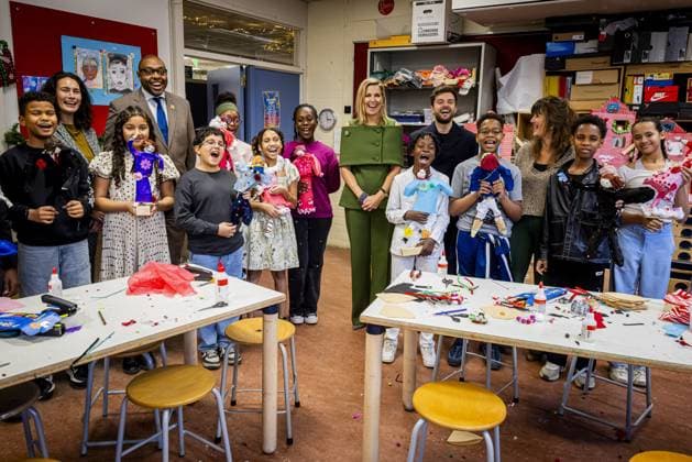 Amsterdam, The Netherlands, 2025-11-20 14:57:37 AMSTERDAM, 20-11-2025, Mobiel Primary School. Queen Maxima, honorary chair of More Music in the Classroom, visited Mobiel Primary School in Amsterdam. Mobiel Primary School is one of twelve primary schools participating in the largest school band in the Netherlands. The school band performs during the annual Christmas Music Gala, which raises awareness of the importance of music and creative education. PHOTO: NLBeeld POOL Patrick van Katwijk Credit: NL Beeld Patrick van Emst  Copyright: xx x