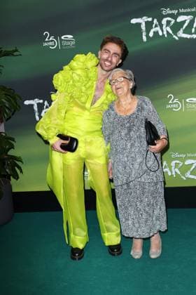 Felix Nieder und Waltraud Braeuss bei der Tarzan Musical Premiere am 20.11.2025 im Stage Theater Neue Flora in Hamburg Tarzan Musical Premiere in Hamburg