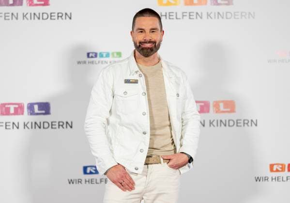Sänger Eloy de Jong beim 30. RTL-Spendenmarathon 2025 im Studio 8 der EMG Studios in Hürth, 20.11.2025 30th RTL Charity Marathon 2025 in Studio 8 of the EMG Studios in Hürth Copyright: MarcoxBader