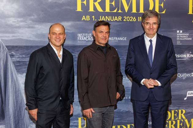 Eröffnungsgala - 25. Französischen Filmwoche - Christian Bräuer, Francois Ozon und Francois Delattre bei der Eröffnungsgala der 25. Französischen Filmwoche im Delphi Filmpalast mit dem Film Der Fremde am 20.11.2025 in Berlin. Copyright: xEventpressxKochanx