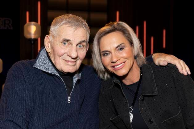 Schauspieler Heinz HOENIG (li.) mit Ehefrau Annika KAERSTEN-HOENIG (KÄRSTEN-HOENIG) (re.), Portrait, Portraet, freundlich, Lachen, zu Gast in der TV Sendung ,,Koelner Treff,, im WDR Fernsehen, Aufzeichnung am 20.11.2025.