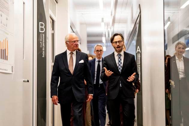 November 20, 2025, Montreal, Pq, CANADA: Scientific Director of Mila, Hugo Larochelle, right, gives Sweden s King Carl XVI Gustaf and a Swedish delegation a tour of their offices, in Montreal, Thursday, Nov. 20, 2025. Montreal CANADA - ZUMAc35_ 20251120_zaf_c35_104 Copyright: xChristopherxKatsarovx