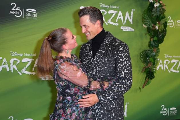 Alexander Klaws mit Ehefrau Nadja Scheiwiller bei der TARZAN Musicalpremiere im Stage Theater Neue Flora in Hamburg am 20.11.2025