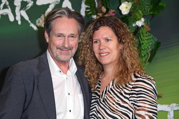 Helmut Zierl mit Ehefrau Sabrina Boecker bei der TARZAN Musicalpremiere im Stage Theater Neue Flora in Hamburg am 20.11.2025
