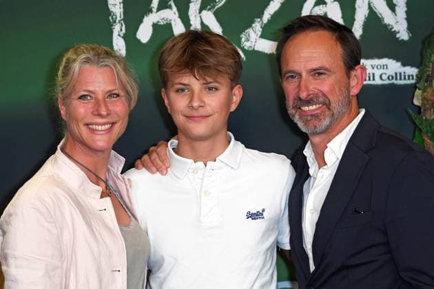 Nicolas König mit Ehefrau Nina Kirschner und Sohn Mats König bei der TARZAN Musicalpremiere im Stage Theater Neue Flora in Hamburg am 20.11.2025