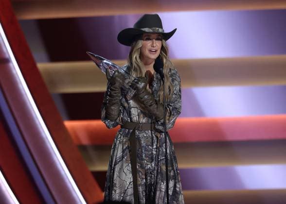59th Annual CMA Awards - Show Lainey Wilson onstage at the 59th Annual Country Music Association Awards held at the Bridgestone Arena on November 19, 2025 in Nashville, TN. Nashville Bridgestone Arena Tennessee USA Copyright: xCurtisxHilbunx xAFF-USA.COMx