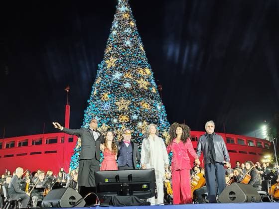 RECORD DATE NOT STATED Christmas concert for a good cause. Sao Paulo (SP), 11 20 2025 - Music Concert Christmas: Charles Miller Square hosts the first edition of Christmas for Good - a concert with Andrea Bocelli, Ivan Lins, Simone, Paula Lima, Tony Gordon, and opera singer Valentina Lassi. The event also included the inauguration of the Pacaembu Christmas tree, 21 meters tall. (Foto: Leandro Chemalle Thenews2 imago images) Christmas concert for a good cause.  Copyright: xLeandroxChemallex