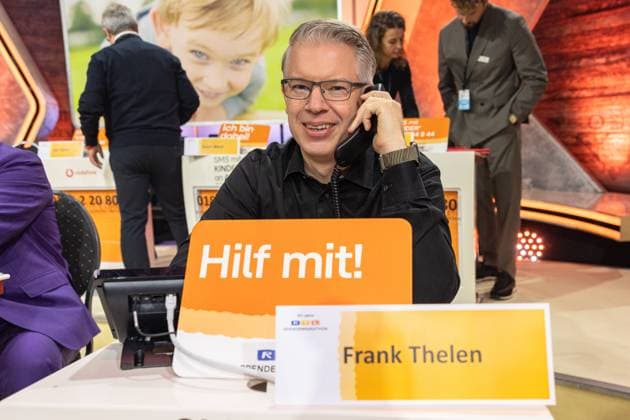 RTL Spendenmarathon in Köln, 20.11.2025. Unternehmer Frank Thelen am Spendentelefon - Der 30. RTL-Spendenmarathon läuft derzeit in den EMG-Studios in Köln-Hürth. Zum Jubiläum wird erstmals 30 Stunden lang gesendet. Prominente Unterstützer nehmen live am Spendentelefon Spenden für Kinder in Not entgegen. Köln Hürth Nordrhein-Westfalen Deutschland Copyright: xBonn.digitalx