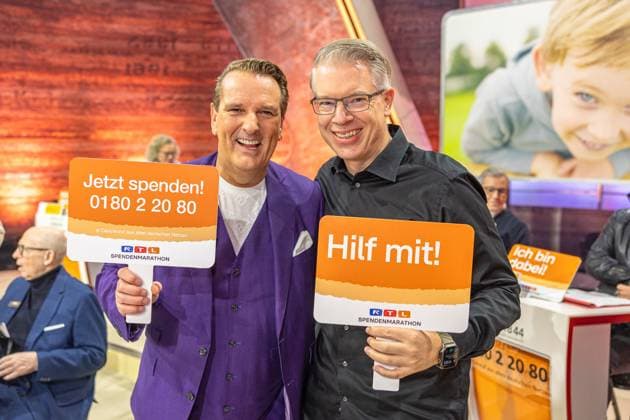 RTL Spendenmarathon in Köln, 20.11.2025. Ralf DÜMMEL und Unternehmer Frank Thelen - Der 30. RTL-Spendenmarathon läuft derzeit in den EMG-Studios in Köln-Hürth. Zum Jubiläum wird erstmals 30 Stunden lang gesendet. Prominente Unterstützer nehmen live am Spendentelefon Spenden für Kinder in Not entgegen. Köln Hürth Nordrhein-Westfalen Deutschland Copyright: xBonn.digitalx