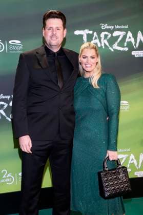 Angelina Kirsch mit Begleitung bei der Premiere des Disney Musicals Tarzan im Stage Theater Neue Flora. Hamburg, 20.11.2025