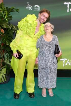 Felix Nieder und Oma Waltraud bei der Premiere des Disney Musicals Tarzan im Stage Theater Neue Flora. Hamburg, 20.11.2025