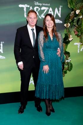 Fabian Harloff mit Begleitung bei der Premiere des Disney Musicals Tarzan im Stage Theater Neue Flora. Hamburg, 20.11.2025