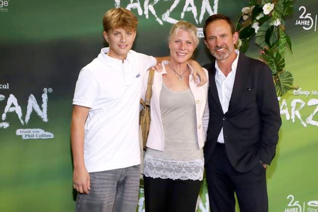 Nicolas König mit Ehefrau Nina Kirschner und Sohn Max bei der Premiere des Disney Musicals Tarzan im Stage Theater Neue Flora. Hamburg, 20.11.2025
