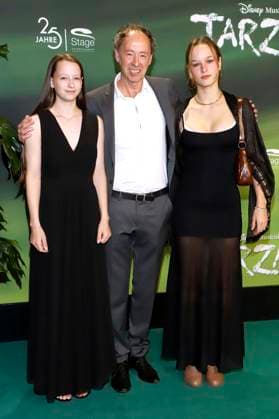 Gerrit Braun mit Töchtern bei der Premiere des Disney Musicals Tarzan im Stage Theater Neue Flora. Hamburg, 20.11.2025