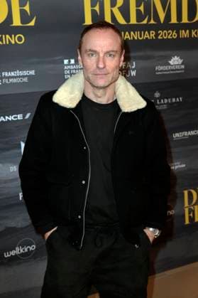 Mark Waschke bei der FFW Eröffnung mit der Premiere des Kinofilms L Ã tranger Der Fremde bei der 24. Französischen Filmwoche im Delphi Filmpalast. Berlin, 20.11.2025