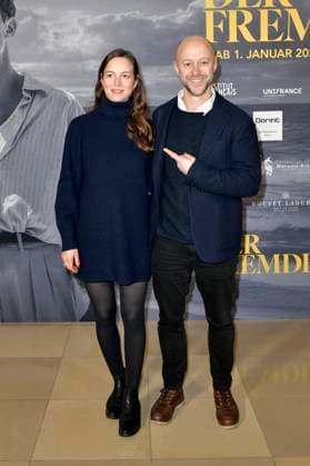 Fabian Gasmia mit Begleitung bei der FFW Eröffnung mit der Premiere des Kinofilms L Ã tranger Der Fremde bei der 24. Französischen Filmwoche im Delphi Filmpalast. Berlin, 20.11.2025