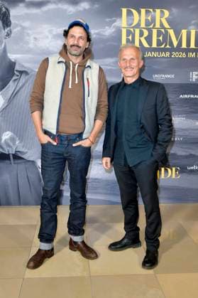 Mehdi Nebbou und Richard Sammel bei der FFW Eröffnung mit der Premiere des Kinofilms L Ã tranger Der Fremde bei der 24. Französischen Filmwoche im Delphi Filmpalast. Berlin, 20.11.2025
