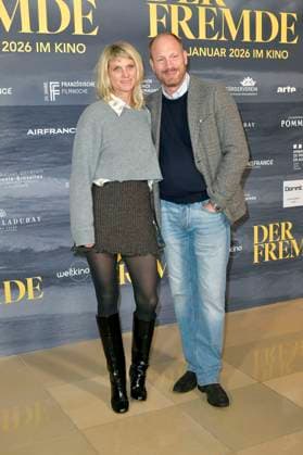 Johann von Bülow mit Ehefrau Katrin von Bülow bei der FFW Eröffnung mit der Premiere des Kinofilms L Ã tranger Der Fremde bei der 24. Französischen Filmwoche im Delphi Filmpalast. Berlin, 20.11.2025