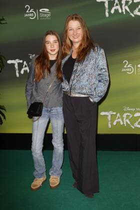 Katja Studt und ihre Tochter bei der Tarzan Musical Premiere am 20.11.2025 im Stage Theater Neue Flora in Hamburg Tarzan Musical Premiere in Hamburg