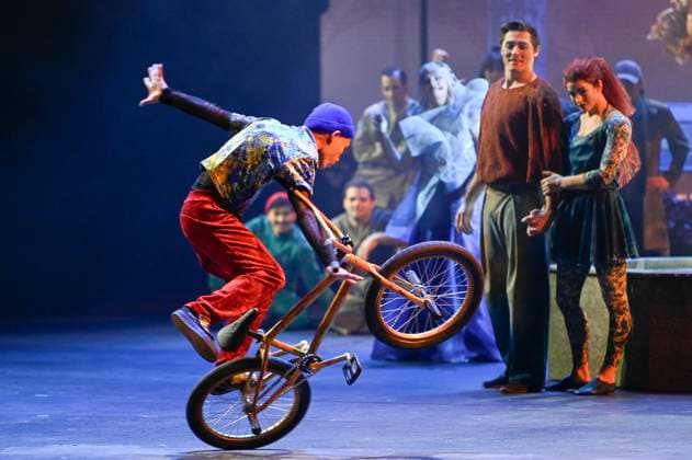 abb- Darsteller Kuenstler Akrobaten bei der Show in der Manage bei der WELTPREMIERE von ALIZE vom Cirque du Soleil im Theater am Potsdamer Platz am 20.11.2025 in Berlin Berlin Deutschland