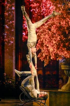 abb- Darsteller Kuenstler Akrobaten bei der Show in der Manage bei der WELTPREMIERE von ALIZE vom Cirque du Soleil im Theater am Potsdamer Platz am 20.11.2025 in Berlin Berlin Deutschland