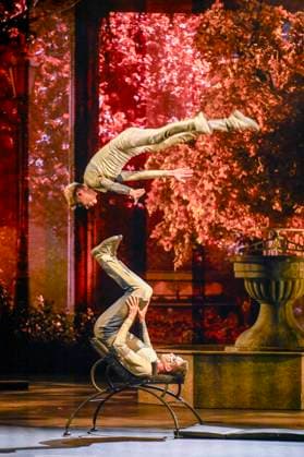abb- Darsteller Kuenstler Akrobaten bei der Show in der Manage bei der WELTPREMIERE von ALIZE vom Cirque du Soleil im Theater am Potsdamer Platz am 20.11.2025 in Berlin Berlin Deutschland