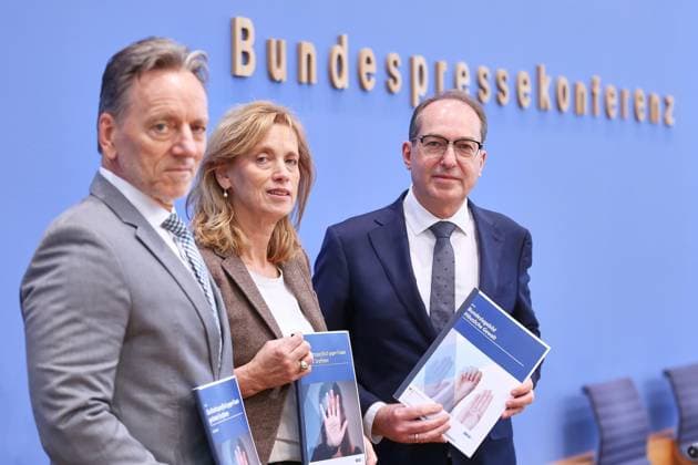 Berlin, Deutschland, 21.11.2025: Bundespressekonferenz: Vorstellung der Bundeslagebilder Häusliche Gewalt 2024 und Geschlechtsspezifisch gegen Frauen gerichtete Straftaten 2024 : Holger Münch, Präsident des Bundeskriminalamtes (BKA), Bundesministerin für Bildung, Familie, Senioren, Frauen und Jugend Karin Prien (CDU) und Bundesminister des Innern Alexander Dobrindt (CSU) Copyright: xdtsxNachrichtenagenturx dts_94518