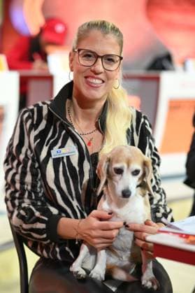 DOC POLLY, Dr. Tanja POLLMUELLER, Pollmüller, Tieraerztin, mit ihrem Hund Heidi, Mini-Beagle, 30. RTL Spendenmarathon Wir helfen Kindern , Fernsehen, 20.-21.11.2025 in Huerth, Deutschland,