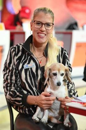 DOC POLLY, Dr. Tanja POLLMUELLER, Pollmüller, Tieraerztin, mit ihrem Hund Heidi, Mini-Beagle, 30. RTL Spendenmarathon Wir helfen Kindern , Fernsehen, 20.-21.11.2025 in Huerth, Deutschland,