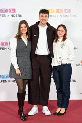 v.l. Ariana MUELLER, Müller, Moderatorin, Alexander KUMPF, Moderator, Johanna MUESSIGER, Müssiger, Moderatorin, Portraet, Porträt, Portrait, Angeschnittenes Einzelbild, Einzelmotiv, 30. RTL Spendenmarathon Wir helfen Kindern , Fernsehen, 20.-21.11.2025 in Huerth, Deutschland,