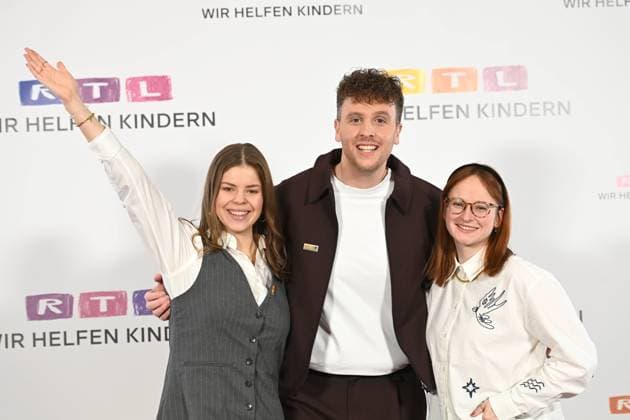 v.l. Ariana MUELLER, Müller, Moderatorin, Alexander KUMPF, Moderator, Johanna MUESSIGER, Müssiger, Moderatorin, Portraet, Porträt, Portrait, Angeschnittenes Einzelbild, Einzelmotiv, 30. RTL Spendenmarathon Wir helfen Kindern , Fernsehen, 20.-21.11.2025 in Huerth, Deutschland,