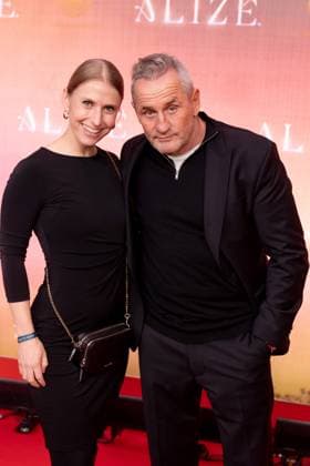 AlizŽ, Weltpremiere im Theater am Potsdamer Platz, Berlin, 20.11.2025 Tim Wilde und Gast bei der Cirque du Soleil AlizŽ Weltpremiere im Berliner Theater am Potsdamer Platz am 20.11.2025. Berlin Theater am Potsdamer Platz Copyright: xJensxFinkex