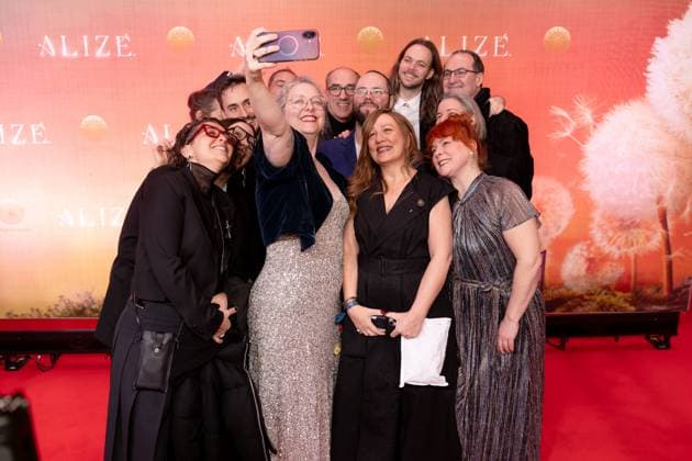 AlizŽ, Weltpremiere im Theater am Potsdamer Platz, Berlin, 20.11.2025 Gäste machen ein Gruppenfoto bei der Cirque du Soleil AlizŽ Weltpremiere im Berliner Theater am Potsdamer Platz am 20.11.2025. Berlin Theater am Potsdamer Platz Copyright: xJensxFinkex