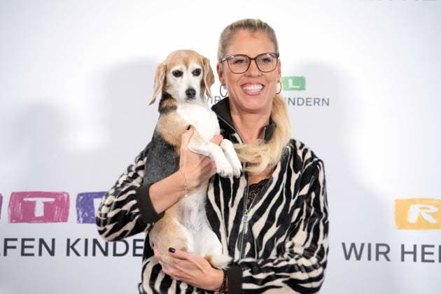 DOC POLLY, Dr. Tanja POLLMUELLER, Pollmüller, Tieraerztin, mit ihrem Hund Heidi, Mini-Beagle, Portraet, Porträt, Portrait, Angeschnittenes Einzelbild, Einzelmotiv, 30. RTL Spendenmarathon Wir helfen Kindern , Fernsehen, 20.-21.11.2025 in Huerth, Deutschland,