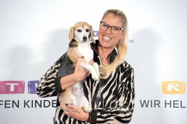 DOC POLLY, Dr. Tanja POLLMUELLER, Pollmüller, Tieraerztin, mit ihrem Hund Heidi, Mini-Beagle, Portraet, Porträt, Portrait, Angeschnittenes Einzelbild, Einzelmotiv, 30. RTL Spendenmarathon Wir helfen Kindern , Fernsehen, 20.-21.11.2025 in Huerth, Deutschland,