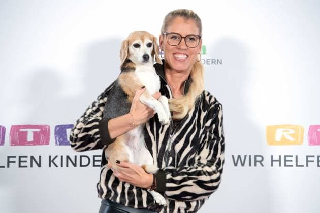 DOC POLLY, Dr. Tanja POLLMUELLER, Pollmüller, Tieraerztin, mit ihrem Hund Heidi, Mini-Beagle, Portraet, Porträt, Portrait, Angeschnittenes Einzelbild, Einzelmotiv, 30. RTL Spendenmarathon Wir helfen Kindern , Fernsehen, 20.-21.11.2025 in Huerth, Deutschland,