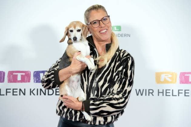 DOC POLLY, Dr. Tanja POLLMUELLER, Pollmüller, Tieraerztin, mit ihrem Hund Heidi, Mini-Beagle, Portraet, Porträt, Portrait, Angeschnittenes Einzelbild, Einzelmotiv, 30. RTL Spendenmarathon Wir helfen Kindern , Fernsehen, 20.-21.11.2025 in Huerth, Deutschland,
