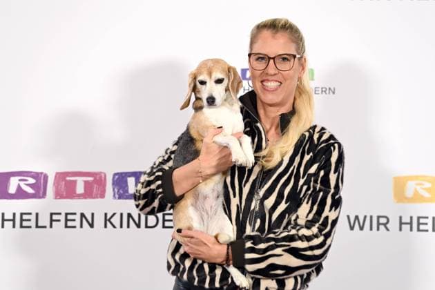 DOC POLLY, Dr. Tanja POLLMUELLER, Pollmüller, Tieraerztin, mit ihrem Hund Heidi, Mini-Beagle, Portraet, Porträt, Portrait, Angeschnittenes Einzelbild, Einzelmotiv, 30. RTL Spendenmarathon Wir helfen Kindern , Fernsehen, 20.-21.11.2025 in Huerth, Deutschland,