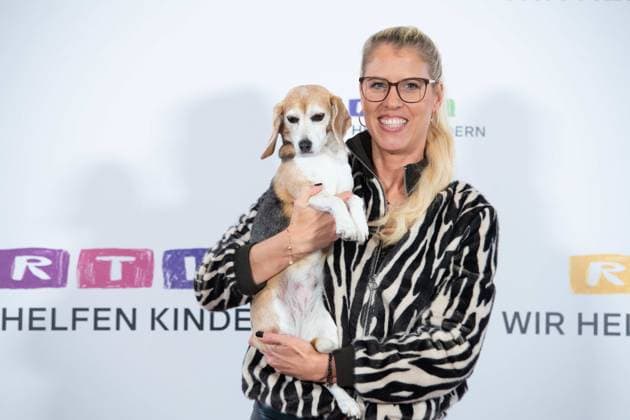 DOC POLLY, Dr. Tanja POLLMUELLER, Pollmüller, Tieraerztin, mit ihrem Hund Heidi, Mini-Beagle, Portraet, Porträt, Portrait, Angeschnittenes Einzelbild, Einzelmotiv, 30. RTL Spendenmarathon Wir helfen Kindern , Fernsehen, 20.-21.11.2025 in Huerth, Deutschland,